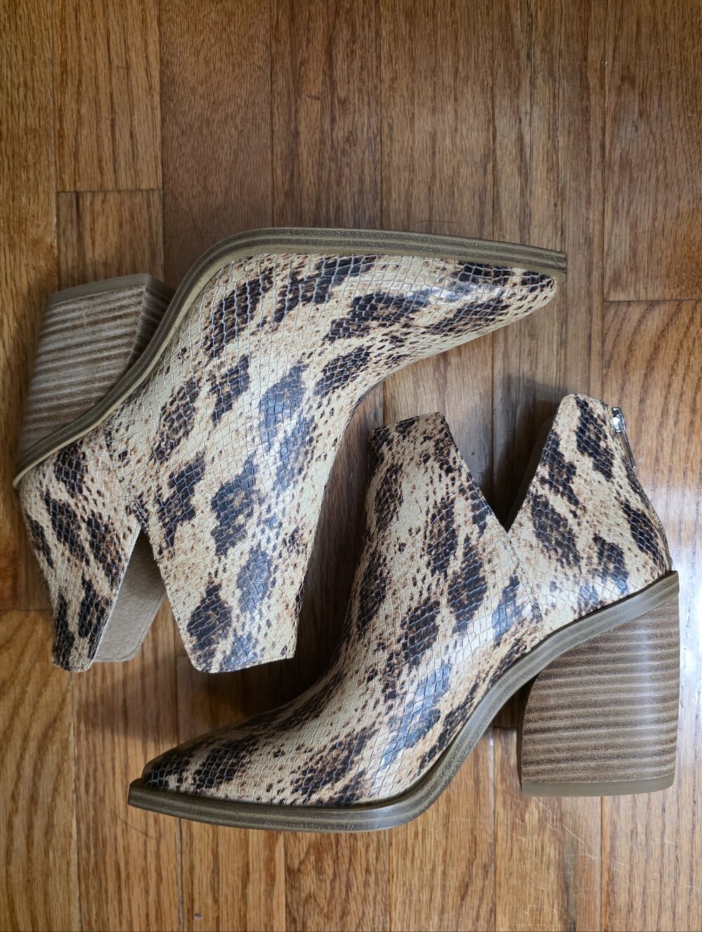 New In Box Vince Camuto Leopard Print Pointed Toe Block Heel Ankle Bootie 8.5